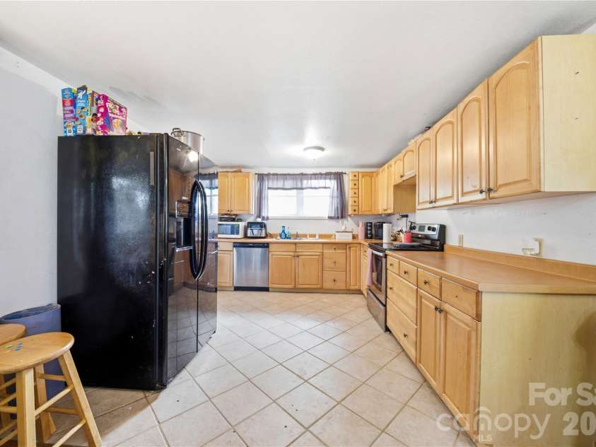 307 Beverly Avenue, Hendersonville, NC 28792.  MLS# CAR4412567, YatesRealty ID 42288. 