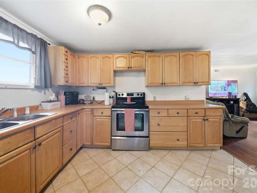 307 Beverly Avenue, Hendersonville, NC 28792.  MLS# CAR4412567, YatesRealty ID 42288. 