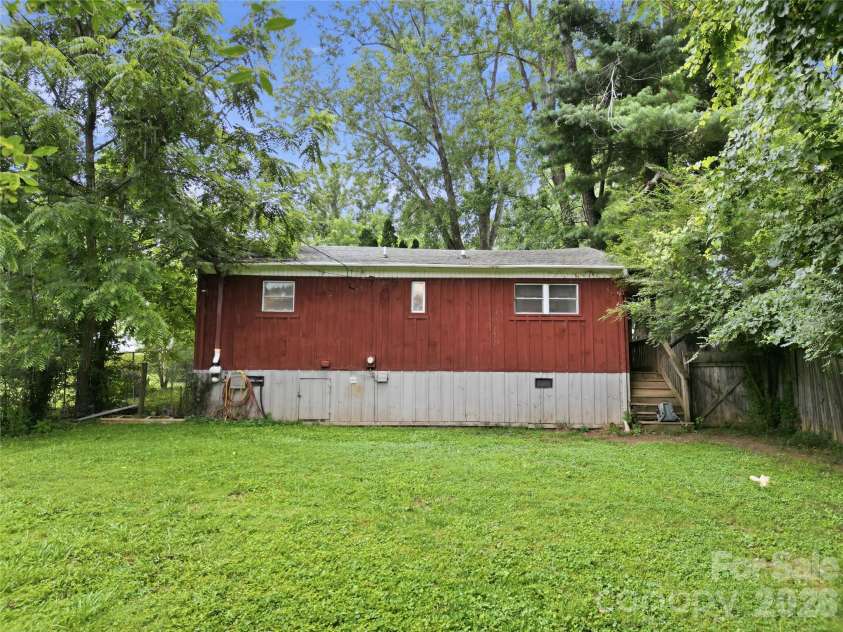 307 Beverly Avenue, Hendersonville, NC 28792.  MLS# CAR4412567, YatesRealty ID 42288. 