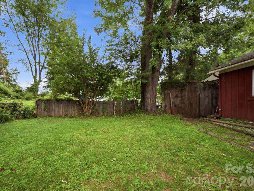 307 Beverly Avenue, Hendersonville, NC 28792.  MLS# CAR4412567, YatesRealty ID 42288. 
