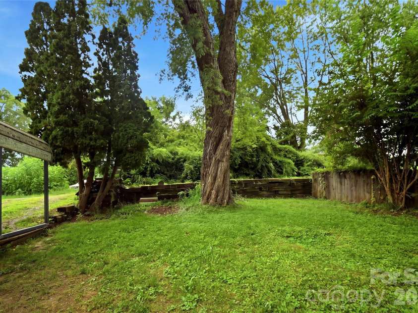 307 Beverly Avenue, Hendersonville, NC 28792.  MLS# CAR4412567, YatesRealty ID 42288. 