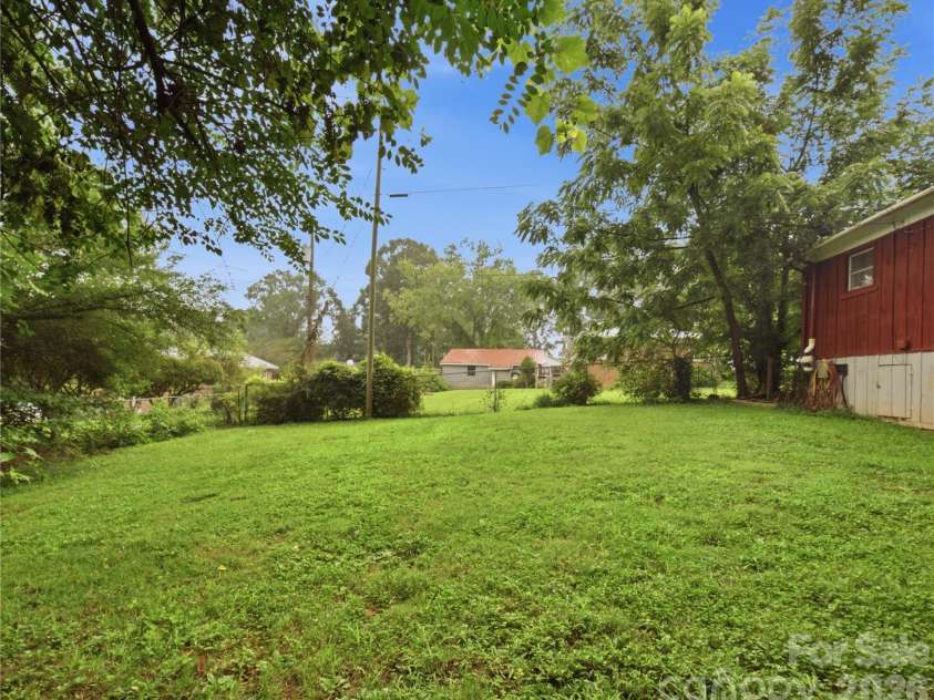 307 Beverly Avenue, Hendersonville, NC 28792.  MLS# CAR4412567, YatesRealty ID 42288. 