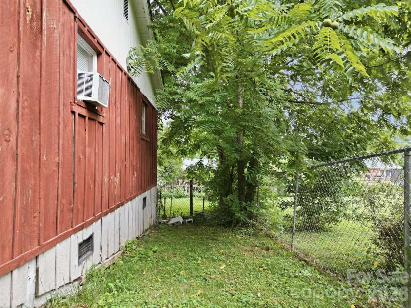 307 Beverly Avenue, Hendersonville, NC 28792.  MLS# CAR4412567, YatesRealty ID 42288. 
