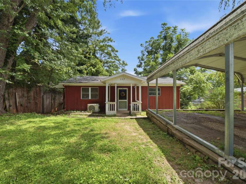 307 Beverly Avenue, Hendersonville, NC 28792.  MLS# CAR4412567, YatesRealty ID 42288. 