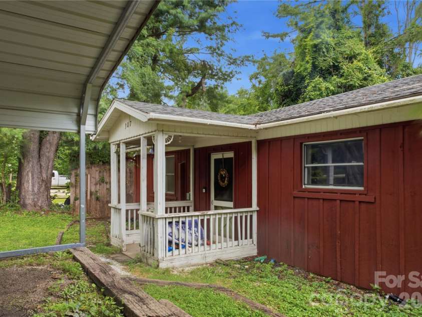 307 Beverly Avenue, Hendersonville, NC 28792.  MLS# CAR4412567, YatesRealty ID 42288. 