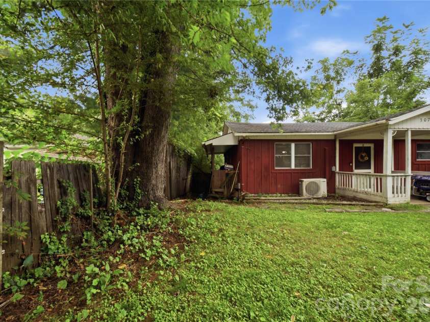 307 Beverly Avenue, Hendersonville, NC 28792.  MLS# CAR4412567, YatesRealty ID 42288. 