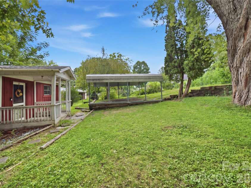 307 Beverly Avenue, Hendersonville, NC 28792.  MLS# CAR4412567, YatesRealty ID 42288. 