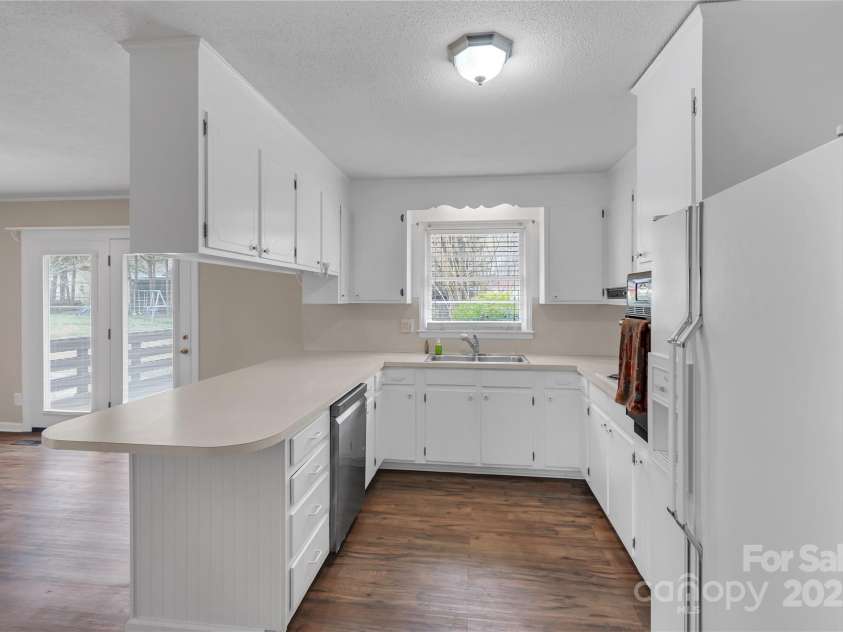 3509 Havenwood Road, Dallas, NC 28034.  MLS# CAR4240747, YatesRealty ID 4229. Kitchen
