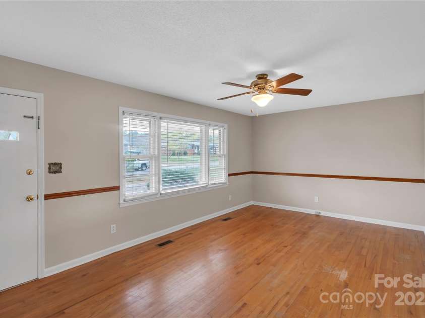 3509 Havenwood Road, Dallas, NC 28034.  MLS# CAR4240747, YatesRealty ID 4229. Living Room