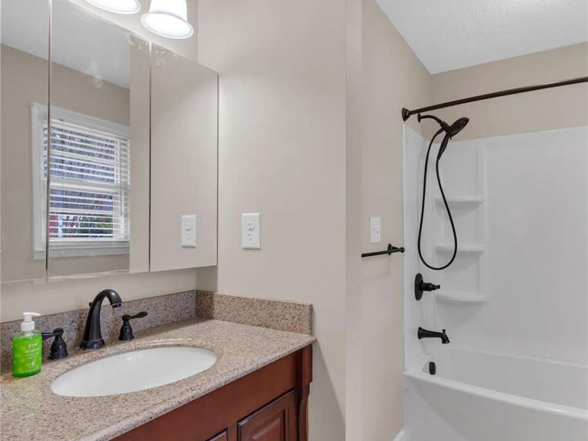 3509 Havenwood Road, Dallas, NC 28034.  MLS# CAR4240747, YatesRealty ID 4229. Main Bath