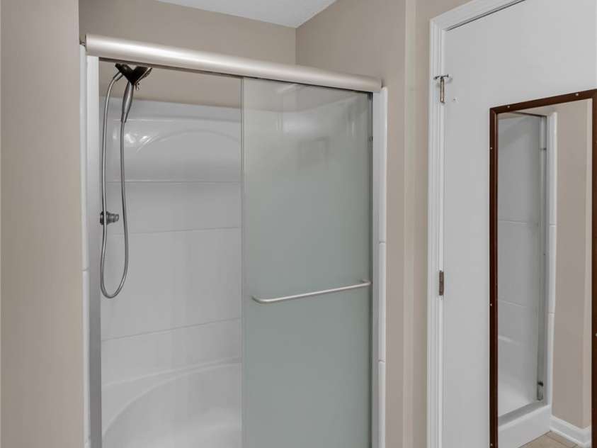 3509 Havenwood Road, Dallas, NC 28034.  MLS# CAR4240747, YatesRealty ID 4229. Main Bath