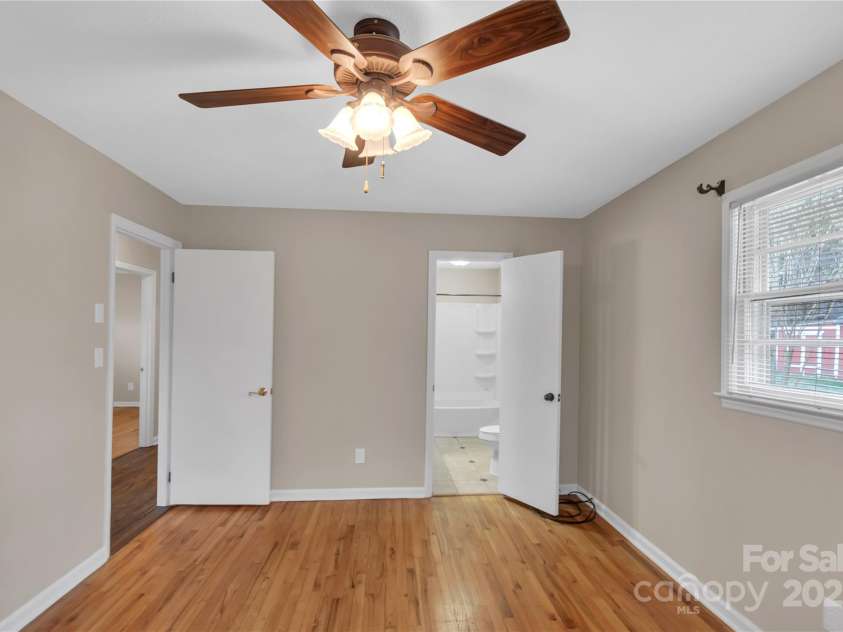 3509 Havenwood Road, Dallas, NC 28034.  MLS# CAR4240747, YatesRealty ID 4229. Master w/ Bath