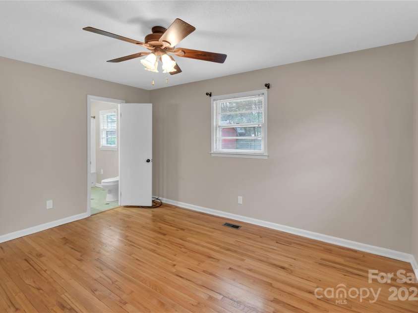 3509 Havenwood Road, Dallas, NC 28034.  MLS# CAR4240747, YatesRealty ID 4229. Master w/ Bath