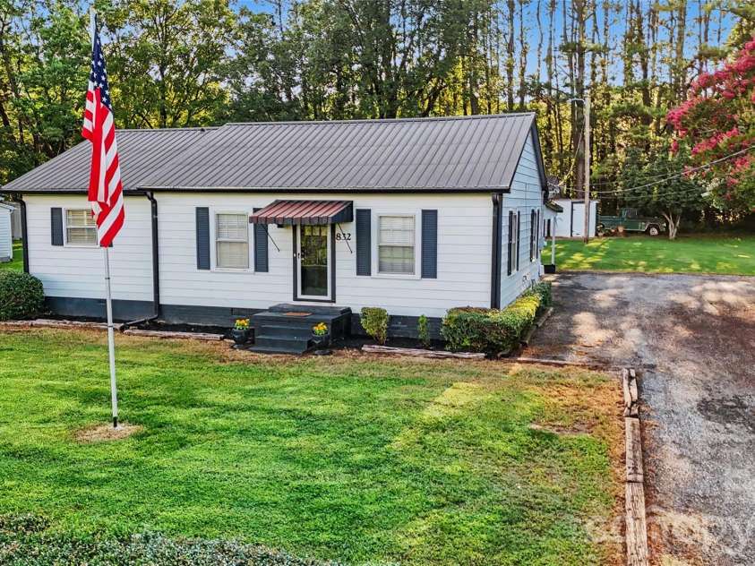 832 Baker Street, Statesville, NC 28677.  MLS# CAR4412636, YatesRealty ID 42290. 