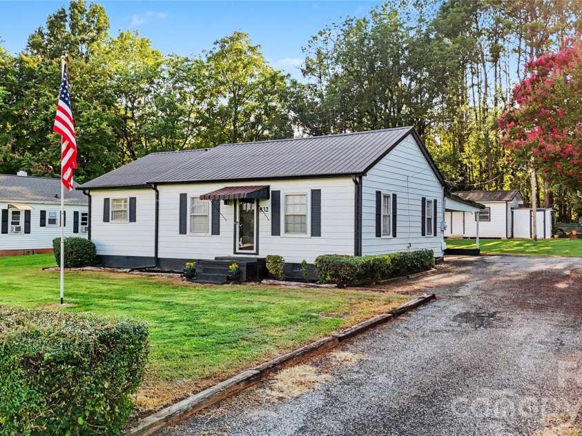 832 Baker Street, Statesville, NC 28677.  MLS# CAR4412636, YatesRealty ID 42290. 