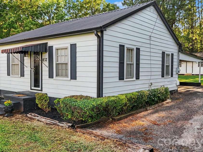 832 Baker Street, Statesville, NC 28677.  MLS# CAR4412636, YatesRealty ID 42290. 