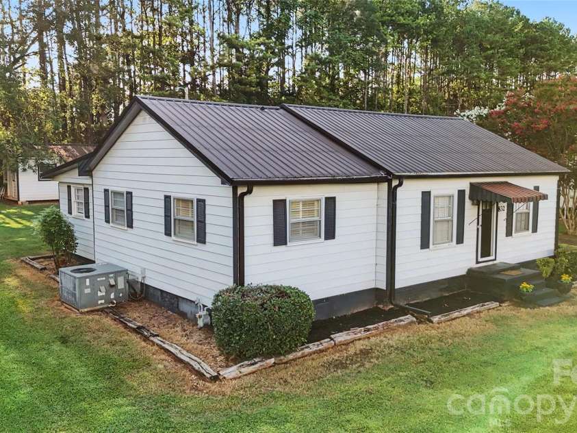 832 Baker Street, Statesville, NC 28677.  MLS# CAR4412636, YatesRealty ID 42290. 