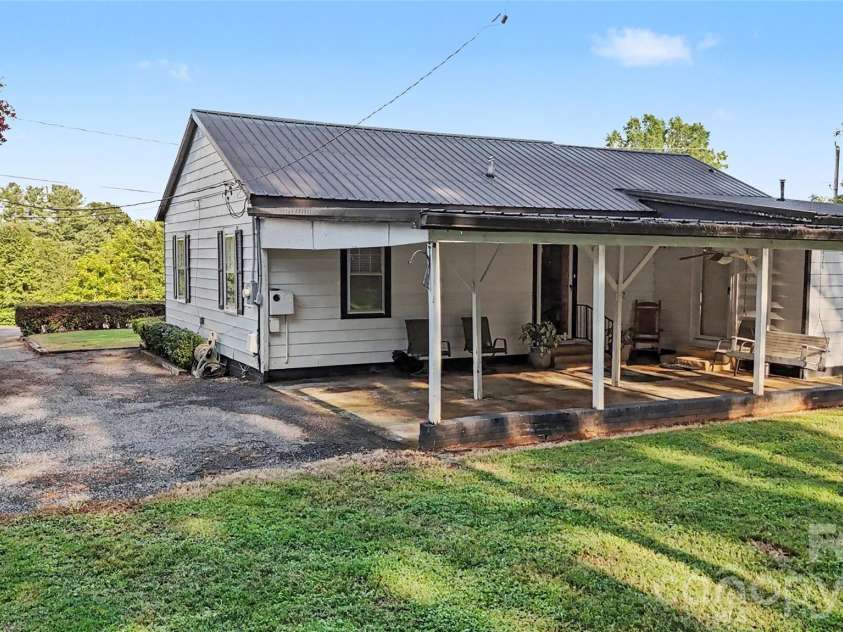 832 Baker Street, Statesville, NC 28677.  MLS# CAR4412636, YatesRealty ID 42290. 