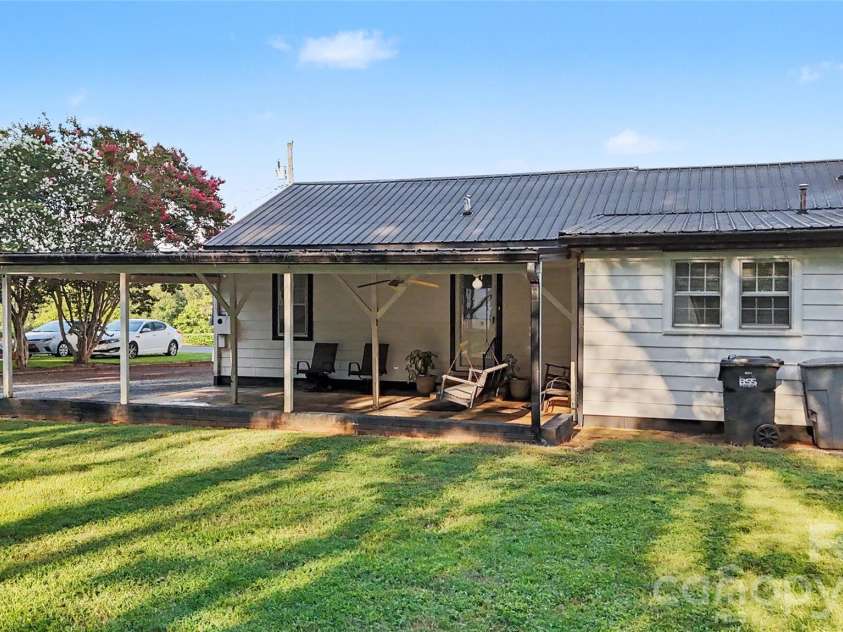 832 Baker Street, Statesville, NC 28677.  MLS# CAR4412636, YatesRealty ID 42290. 