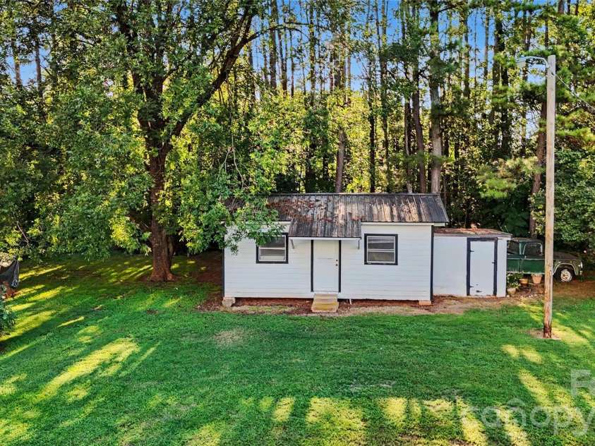 832 Baker Street, Statesville, NC 28677.  MLS# CAR4412636, YatesRealty ID 42290. 