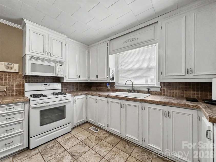 832 Baker Street, Statesville, NC 28677.  MLS# CAR4412636, YatesRealty ID 42290. 