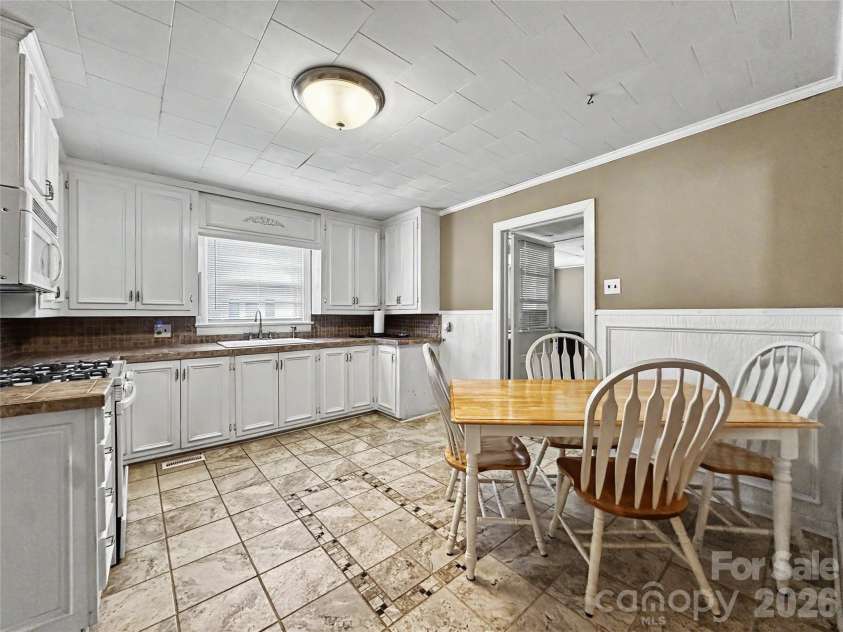 832 Baker Street, Statesville, NC 28677.  MLS# CAR4412636, YatesRealty ID 42290. 