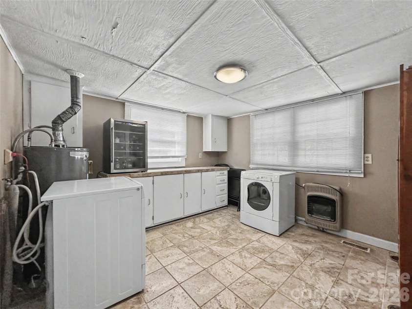 832 Baker Street, Statesville, NC 28677.  MLS# CAR4412636, YatesRealty ID 42290. 
