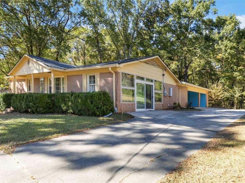 210 Cliffside Drive, Kannapolis, NC 28081.  MLS# CAR4313466, YatesRealty ID 42295. 