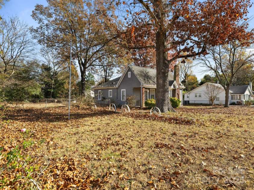 1008 Mable Avenue, Kannapolis, NC 28083.  MLS# CAR4322240, YatesRealty ID 423. Side Yard Flagpole