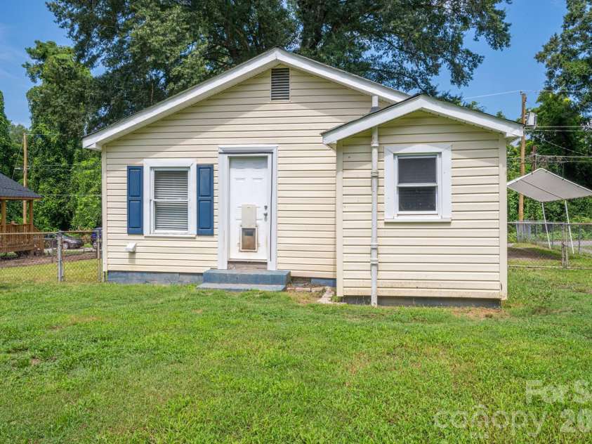 2820 Westview Street, Gastonia, NC 28056.  MLS# CAR4412830, YatesRealty ID 42307. 