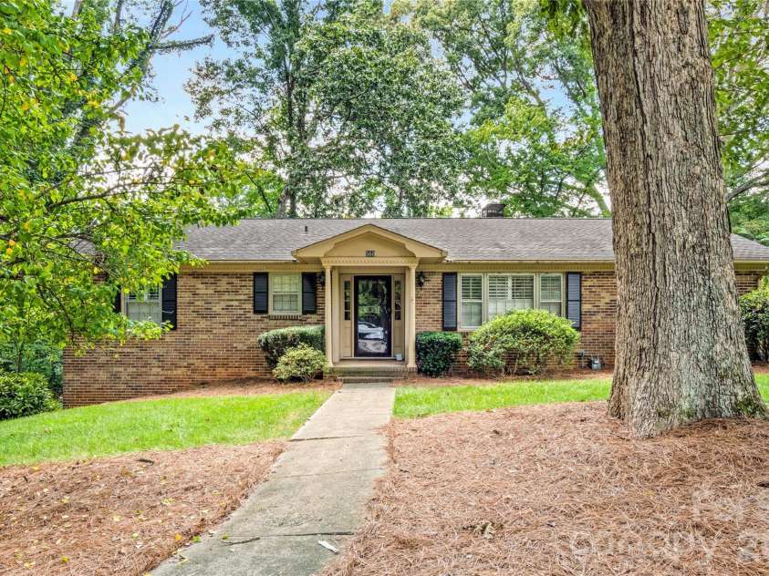 560 Kelway Place, Winston Salem, NC 27104.  MLS# CAR4412043, YatesRealty ID 42314. 