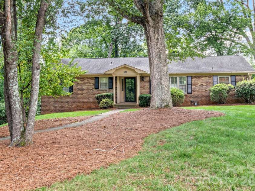 560 Kelway Place, Winston Salem, NC 27104.  MLS# CAR4412043, YatesRealty ID 42314. 