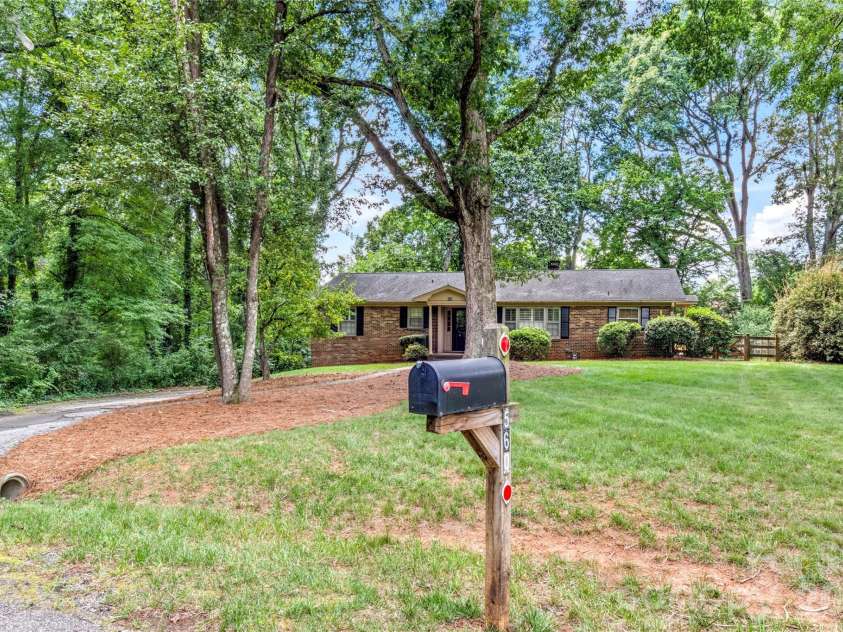 560 Kelway Place, Winston Salem, NC 27104.  MLS# CAR4412043, YatesRealty ID 42314. 