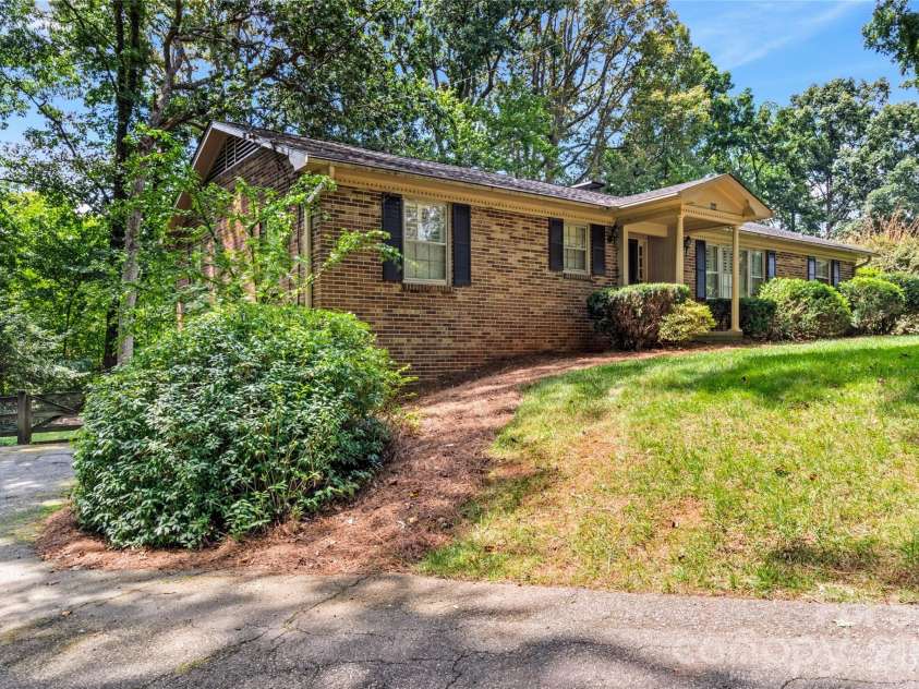 560 Kelway Place, Winston Salem, NC 27104.  MLS# CAR4412043, YatesRealty ID 42314. 