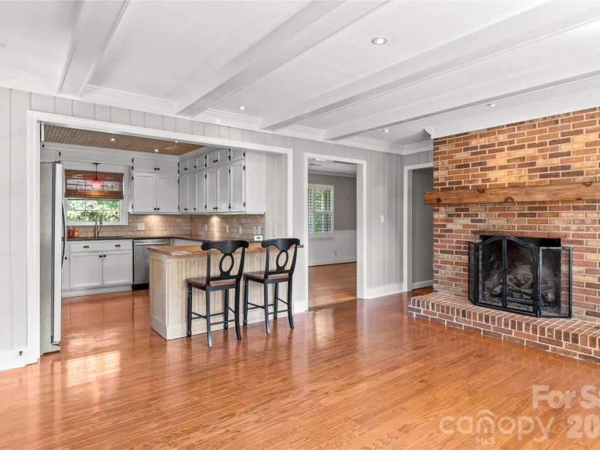 560 Kelway Place, Winston Salem, NC 27104.  MLS# CAR4412043, YatesRealty ID 42314. 