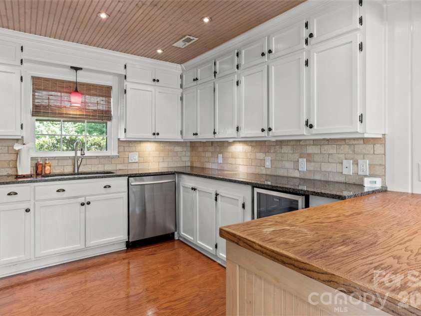 560 Kelway Place, Winston Salem, NC 27104.  MLS# CAR4412043, YatesRealty ID 42314. 