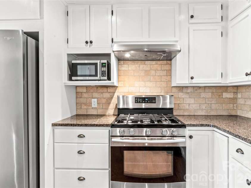 560 Kelway Place, Winston Salem, NC 27104.  MLS# CAR4412043, YatesRealty ID 42314. 