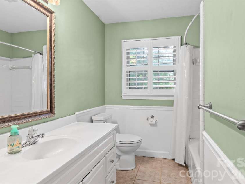 560 Kelway Place, Winston Salem, NC 27104.  MLS# CAR4412043, YatesRealty ID 42314. 