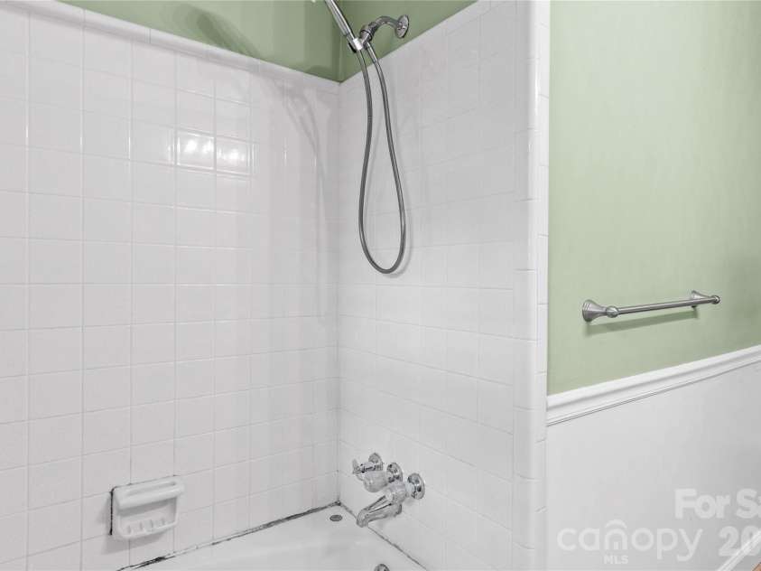 560 Kelway Place, Winston Salem, NC 27104.  MLS# CAR4412043, YatesRealty ID 42314. 