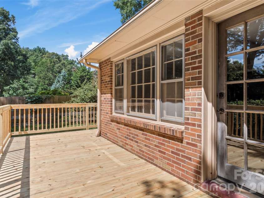 560 Kelway Place, Winston Salem, NC 27104.  MLS# CAR4412043, YatesRealty ID 42314. 