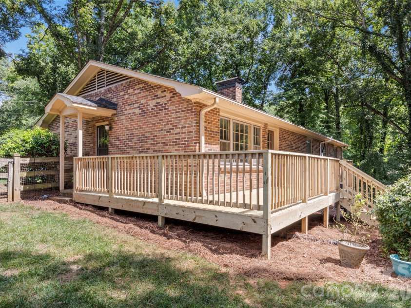 560 Kelway Place, Winston Salem, NC 27104.  MLS# CAR4412043, YatesRealty ID 42314. 