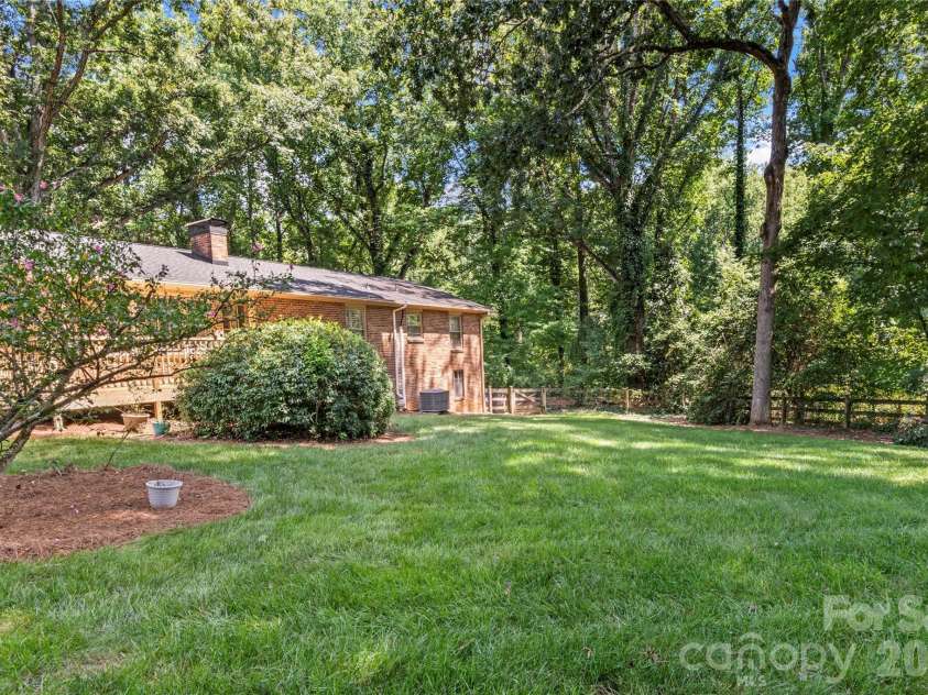 560 Kelway Place, Winston Salem, NC 27104.  MLS# CAR4412043, YatesRealty ID 42314. 