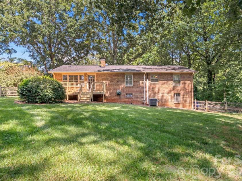 560 Kelway Place, Winston Salem, NC 27104.  MLS# CAR4412043, YatesRealty ID 42314. 