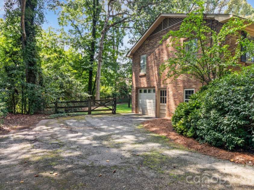 560 Kelway Place, Winston Salem, NC 27104.  MLS# CAR4412043, YatesRealty ID 42314. 