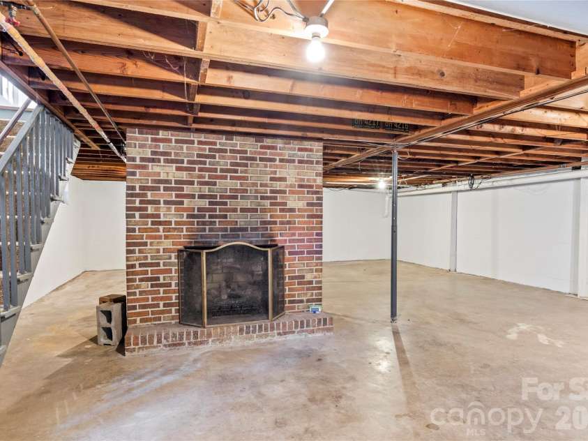 560 Kelway Place, Winston Salem, NC 27104.  MLS# CAR4412043, YatesRealty ID 42314. 