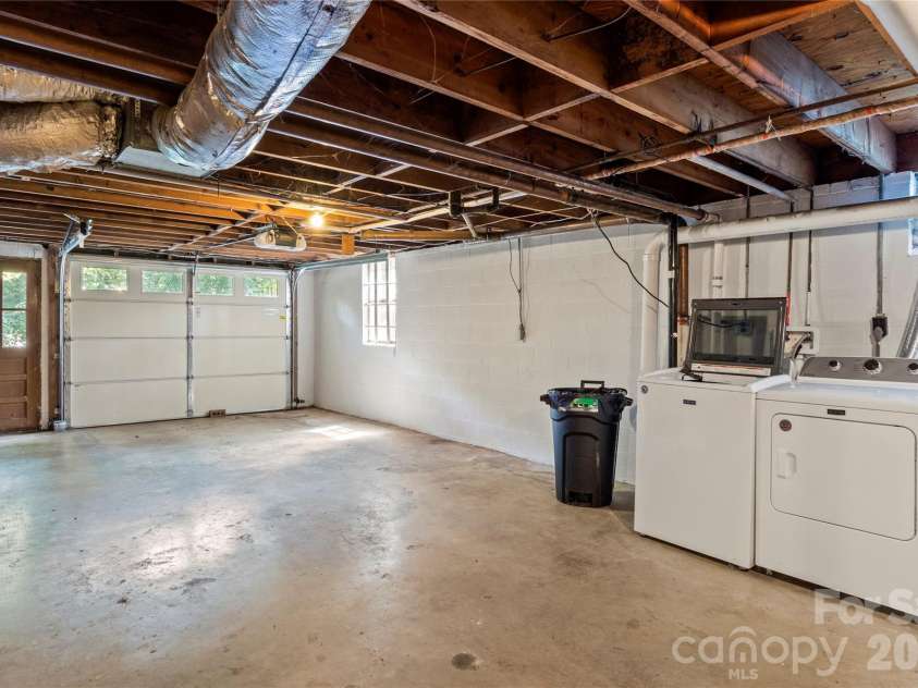 560 Kelway Place, Winston Salem, NC 27104.  MLS# CAR4412043, YatesRealty ID 42314. 