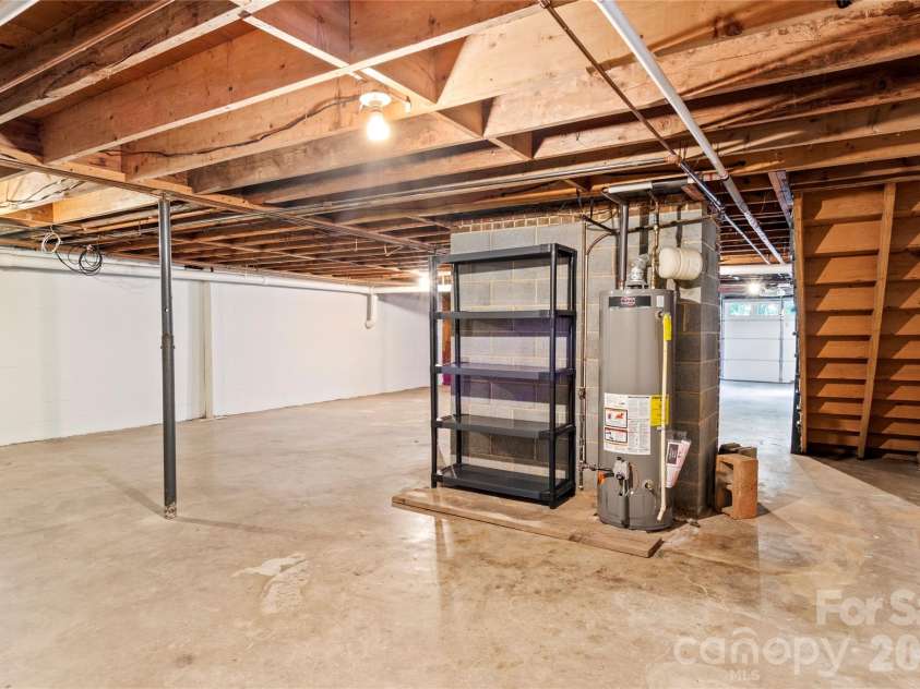 560 Kelway Place, Winston Salem, NC 27104.  MLS# CAR4412043, YatesRealty ID 42314. 