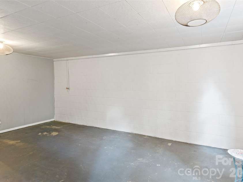 560 Kelway Place, Winston Salem, NC 27104.  MLS# CAR4412043, YatesRealty ID 42314. 