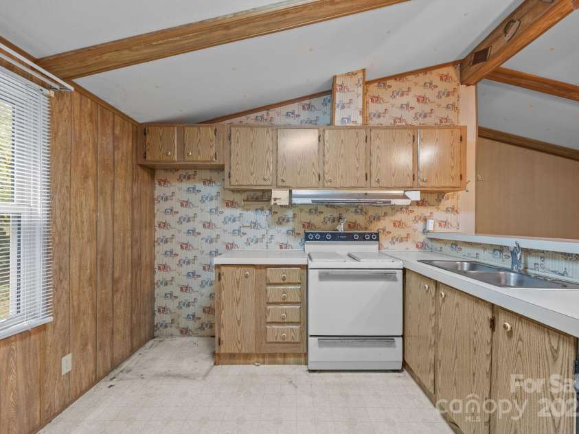 101 Serenity Lane, Clyde, NC 28721.  MLS# CAR4306023, YatesRealty ID 4232. 