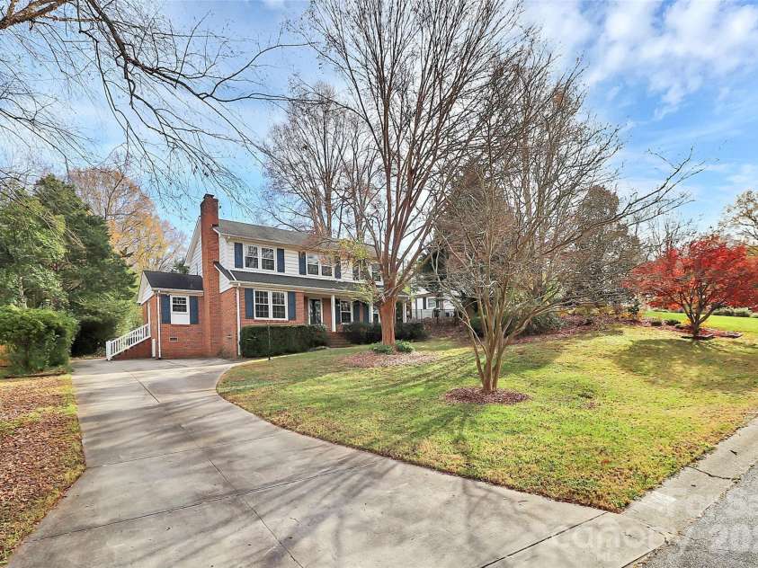 7501 Folger Drive, Charlotte, NC 28226.  MLS# CAR4325075, YatesRealty ID 4232. Beautiful!